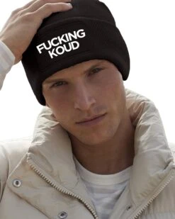 BEECHFIELD FUCKING KOUD Uniseks Muts - Zwart - Beanie - One Size - Grappige Teksten - Quotes - Original Kwoots - Wintersport - Aprés Ski Muts - Ik Wil Zomer